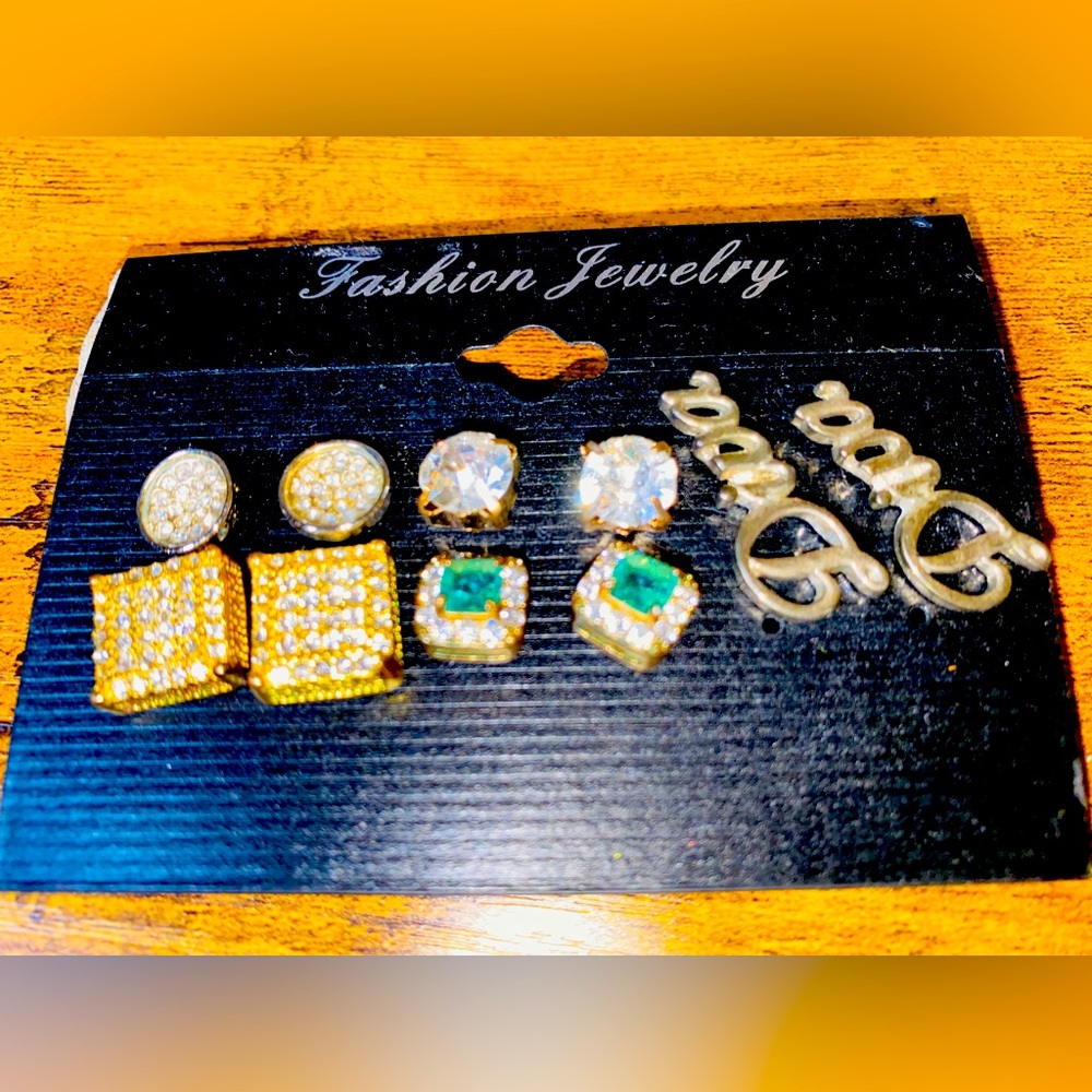 Earrings a few pairs